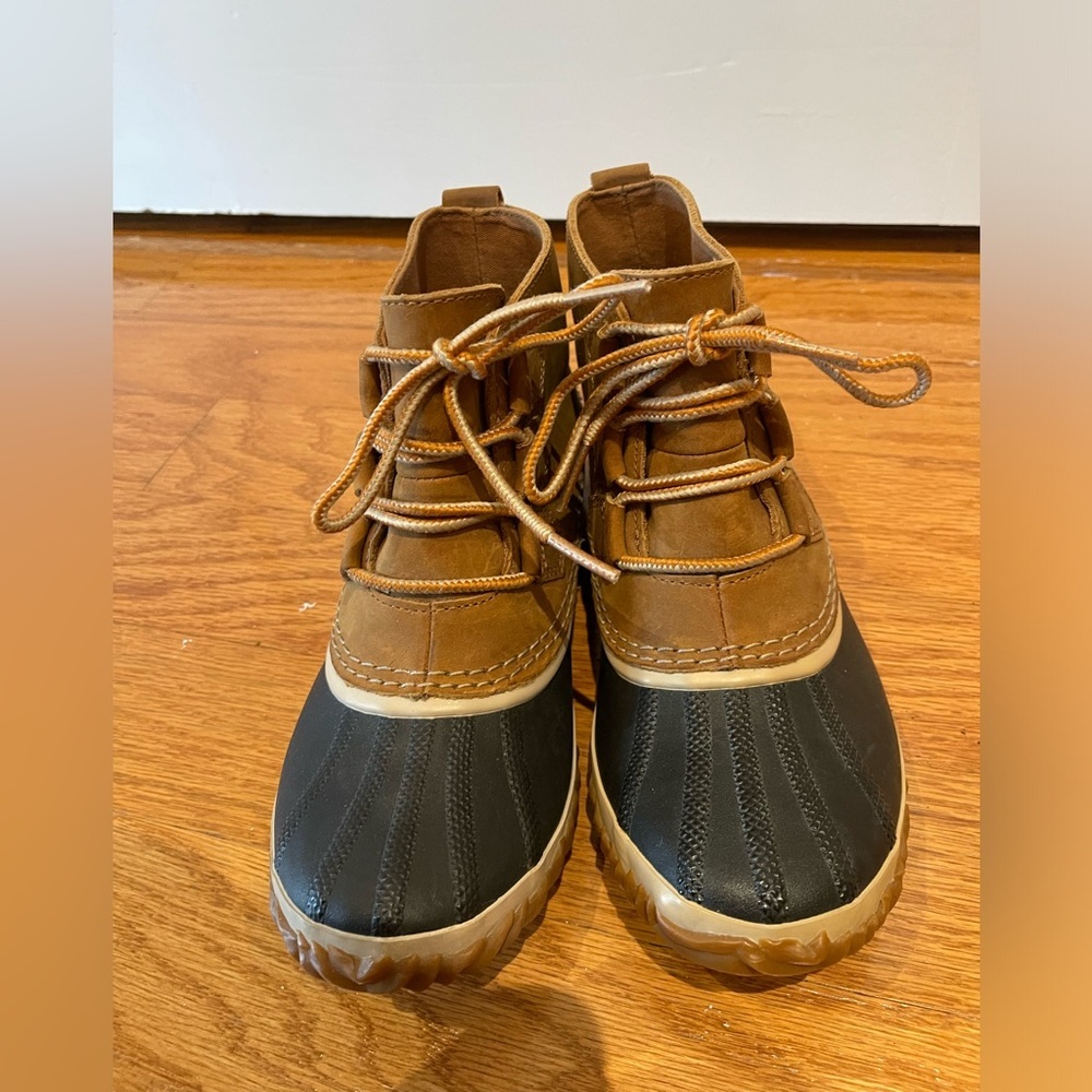Sorel Out and About boots women’s 8 NWOT
